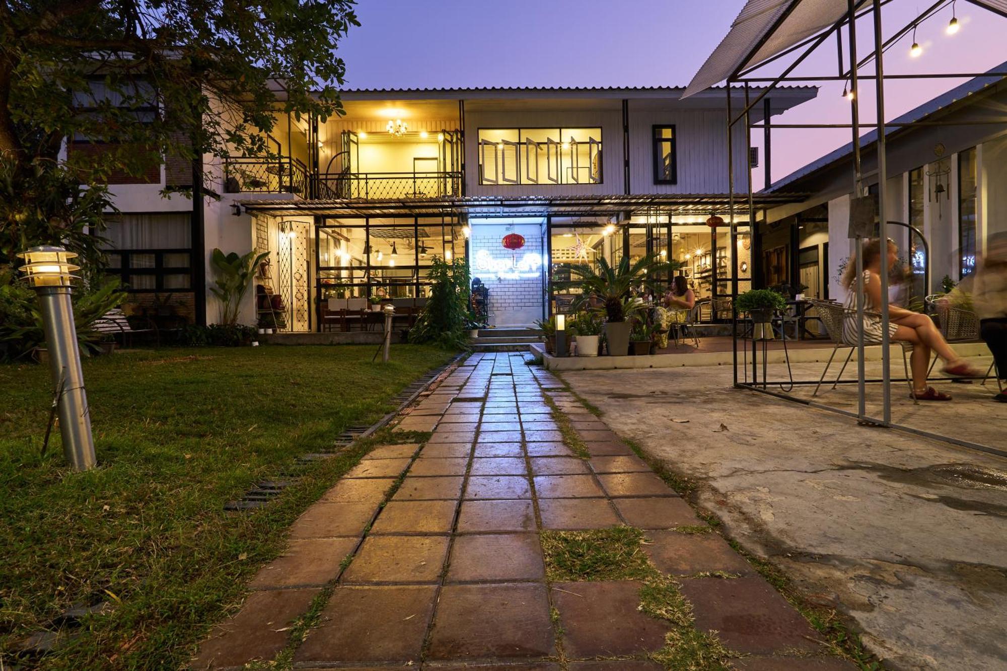 Sherloft Home & Hostel Чиангмай Экстерьер фото