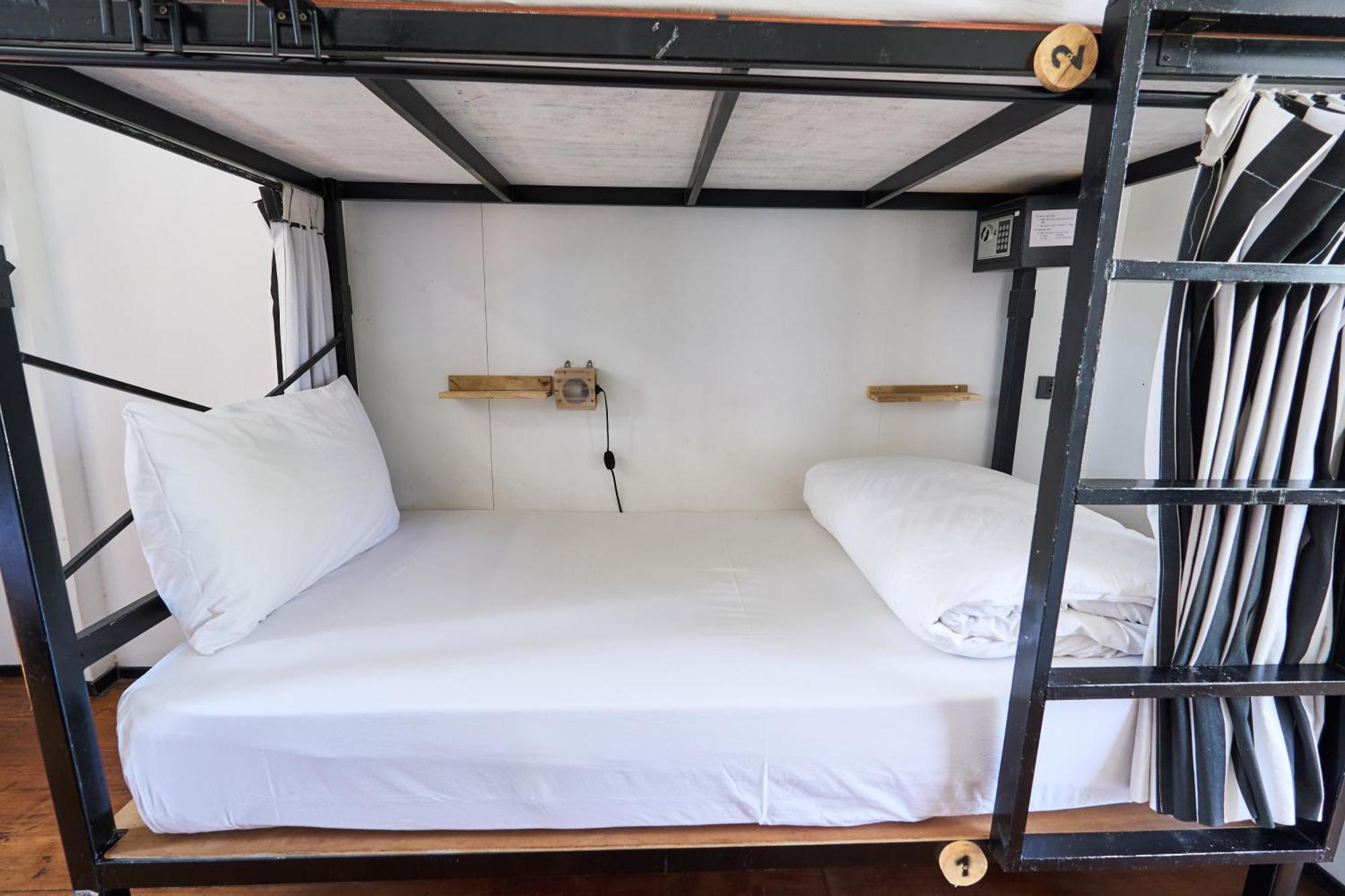Sherloft Home & Hostel Чиангмай Экстерьер фото